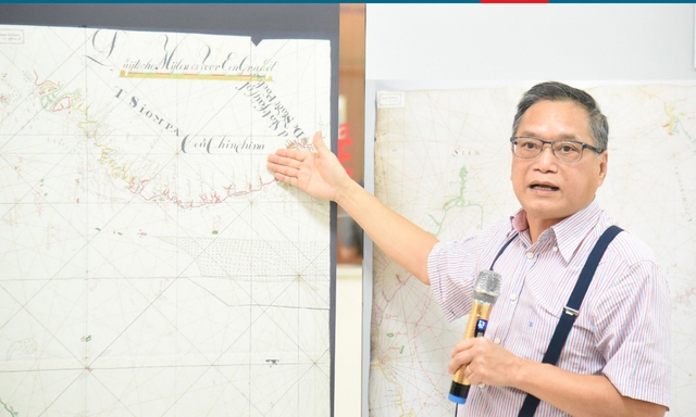 Nhà nghiên cứu  Ngô Thụy Trúc Lâm giới thiệu về một  tấm bản đồ do  người Hà Lan  vẽ về Việt Nam Ảnh: Ban tổ chức