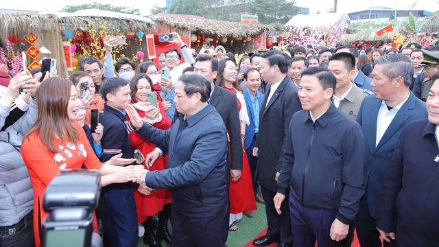 Thủ tướng Phạm Minh Chính thăm, tặng quà người nghèo và công nhân tại Thanh Hóa- Ảnh 2.
