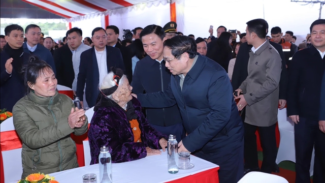 Thủ tướng Phạm Minh Chính thăm, tặng quà người nghèo và công nhân tại Thanh Hóa- Ảnh 1.