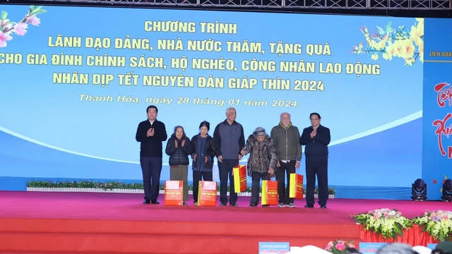 Thủ tướng Phạm Minh Chính thăm, tặng quà người nghèo và công nhân tại Thanh Hóa- Ảnh 3.