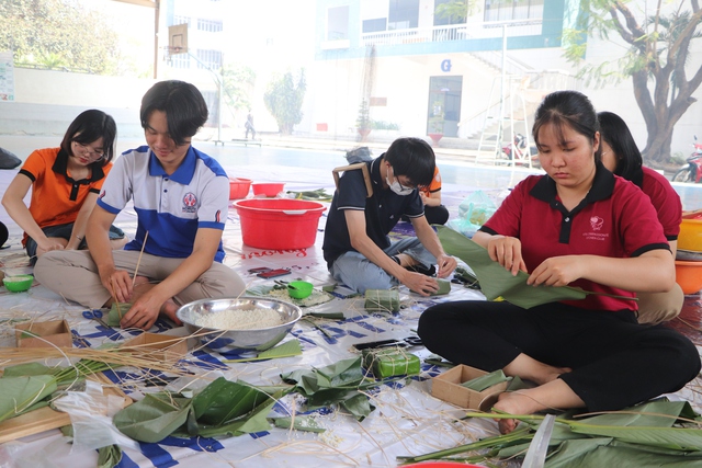 Hơn 1.000 sinh viên xúc động khi được về quê trên chuyến xe miễn phí- Ảnh 7.