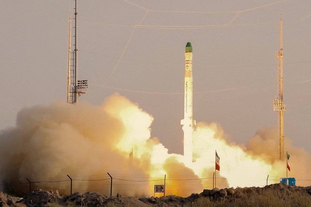 Iran lần đầu phóng thành công cùng lúc đa vệ tinh vào không gian- Ảnh 1.