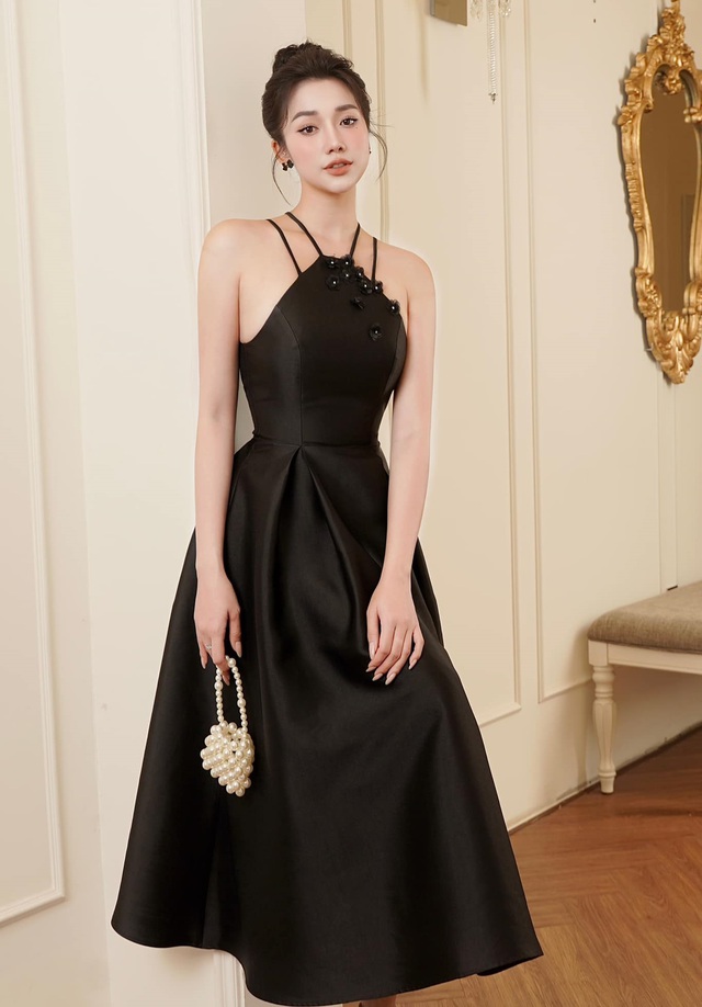 Váy áo tông đen kiểu dáng tối giản khiến nàng trở nên thanh lịch đầy kiều diễm- Ảnh 1.