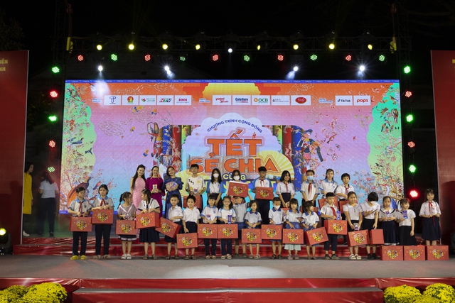 Nghệ sĩ 'Gala nhạc Việt' trao quà tết cho trẻ em nghèo- Ảnh 3.