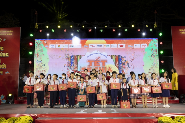Nghệ sĩ 'Gala nhạc Việt' trao quà tết cho trẻ em nghèo- Ảnh 4.