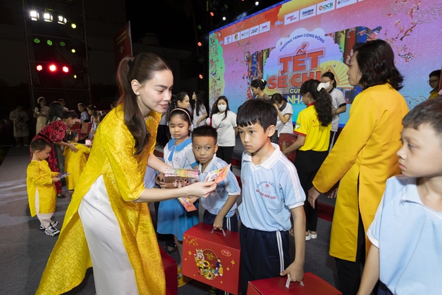 Nghệ sĩ 'Gala nhạc Việt' trao quà tết cho trẻ em nghèo- Ảnh 2.