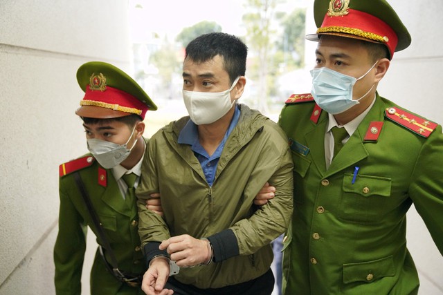 Cựu Bộ trưởng Y tế Nguyễn Thanh Long hầu tòa vụ Việt Á với mái tóc bạc trắng- Ảnh 4.