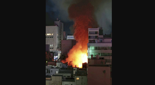 Nhiều tòa nhà của quận ẩm thực nổi tiếng Nhật Bản bị cháy vì nồi lẩu- Ảnh 1.