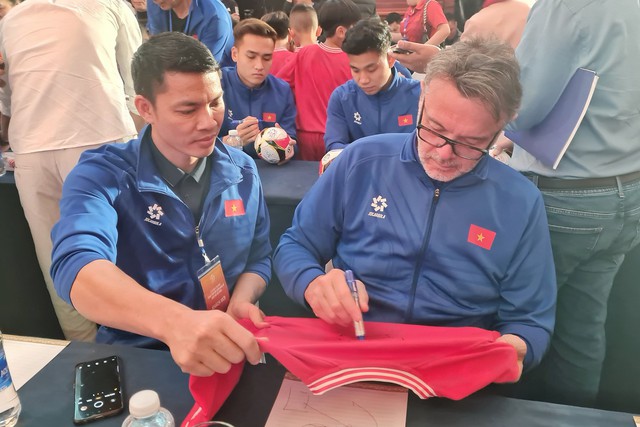 Tổng thư ký VFF làm trưởng đoàn, đội tuyển Việt Nam mặc áo mới dự Asian Cup- Ảnh 6.