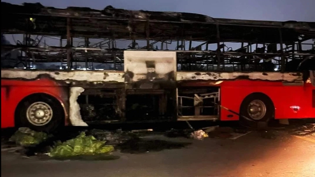 Xe khách giường nằm cháy trơ khung, hơn 40 người thoát nạn- Ảnh 2.