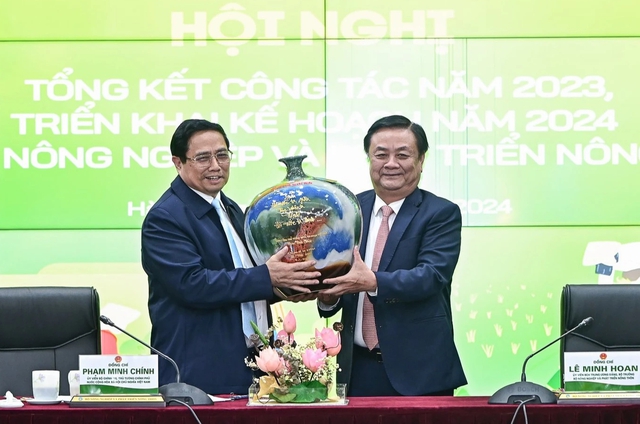 Món quà lưu niệm ‘đặc biệt’ Bộ trưởng Lê Minh Hoan tặng Thủ tướng Phạm Minh Chính