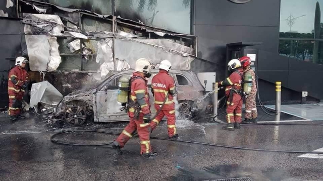 Ô tô điện Mercedes EQB bốc cháy khi đang sạc pin tại đại lý- Ảnh 2.