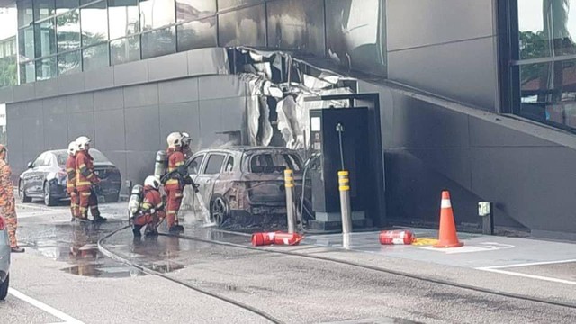 Ô tô điện Mercedes EQB bốc cháy khi đang sạc pin tại đại lý- Ảnh 3.