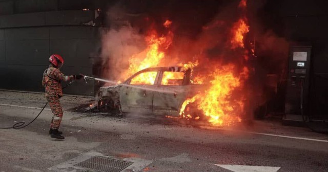 Ô tô điện Mercedes EQB bốc cháy khi đang sạc pin tại đại lý- Ảnh 1.