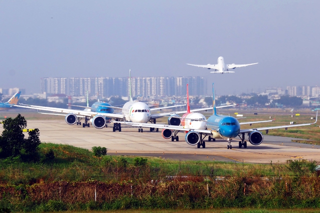 Máy bay xếp hàng chờ cất cánh tại sân bay Tân Sơn Nhất ẢNH: ĐẬU TIẾN ĐẠT