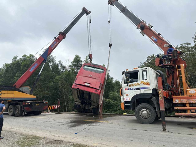 Xe khách lao xuống vệ đường ở Hà Tĩnh- Ảnh 2.