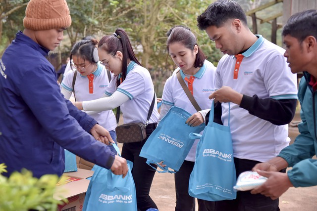 Lần đầu tiên ABBANK phát động gây quỹ 50.000 cây gỗ lớn cho tỉnh Quảng Bình- Ảnh 8.