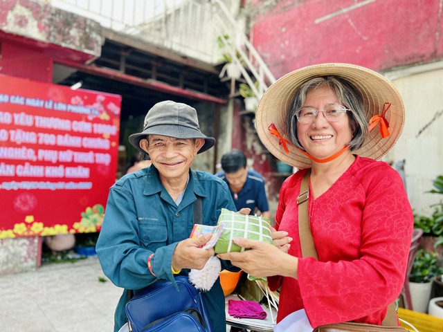 Đồng lòng gói gần 1.000 bánh chưng tặng người nghèo ăn tết- Ảnh 2.