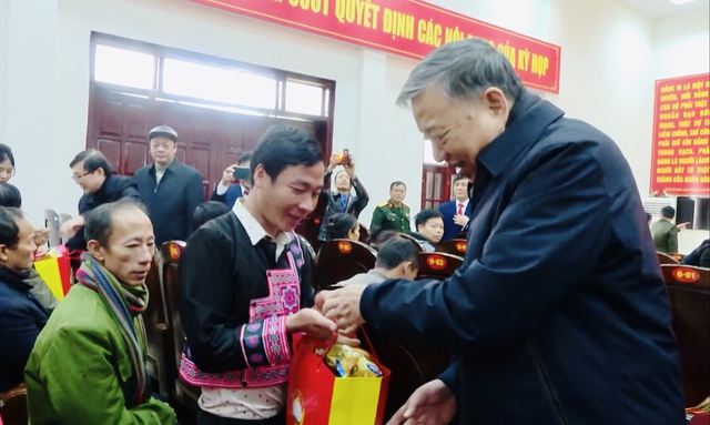 Đại tướng Tô Lâm thăm, tặng quà người nghèo, lao động khó khăn ở Sơn La- Ảnh 1.