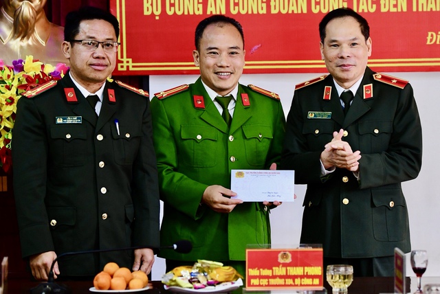 Cục Truyền thông CAND tặng quà 20 chiến sĩ có hoàn cảnh khó khăn ở Điện Biên- Ảnh 1.