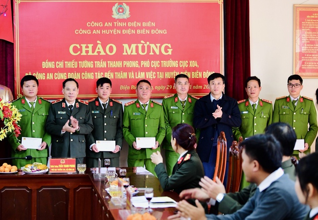 Cục Truyền thông CAND tặng quà 20 chiến sĩ có hoàn cảnh khó khăn ở Điện Biên- Ảnh 2.