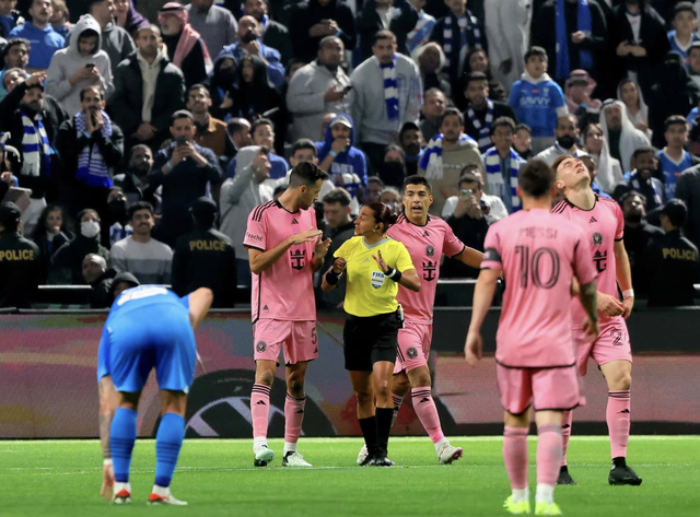 Vệ sĩ của Messi gây sốt tại Ả Rập Xê Út, bảo vệ thêm Suarez- Ảnh 3.