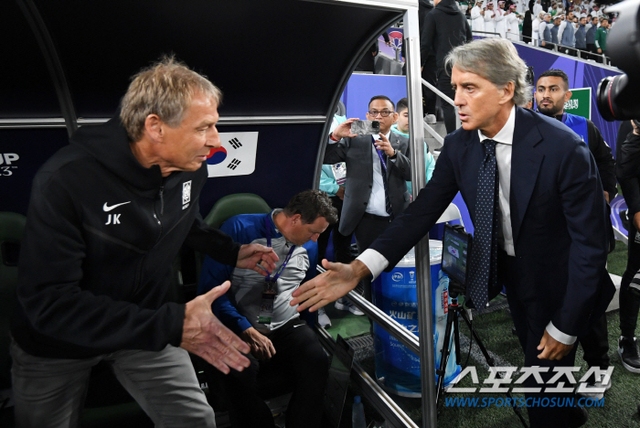 HLV Mancini buồn bã bỏ vào đường hầm khi Ả Rập Xê Út thua Hàn Quốc- Ảnh 2.