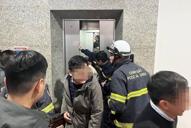 Công an phá cửa, cứu 7 người mắc kẹt trong thang máy trụ sở Bộ Công thương- Ảnh 1.