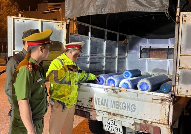 Đà Nẵng: Liên tiếp chặn bắt xe tải chở khí cười- Ảnh 1.