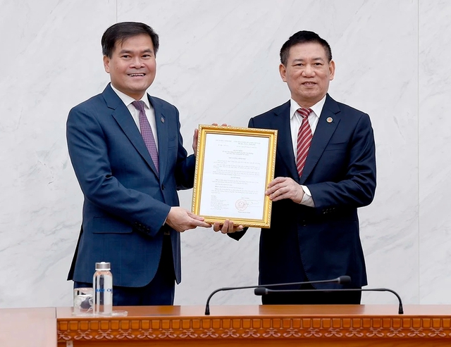 Trao quyết định bổ nhiệm tân Thứ trưởng Bộ Tài chính Bùi Văn Khắng- Ảnh 1.