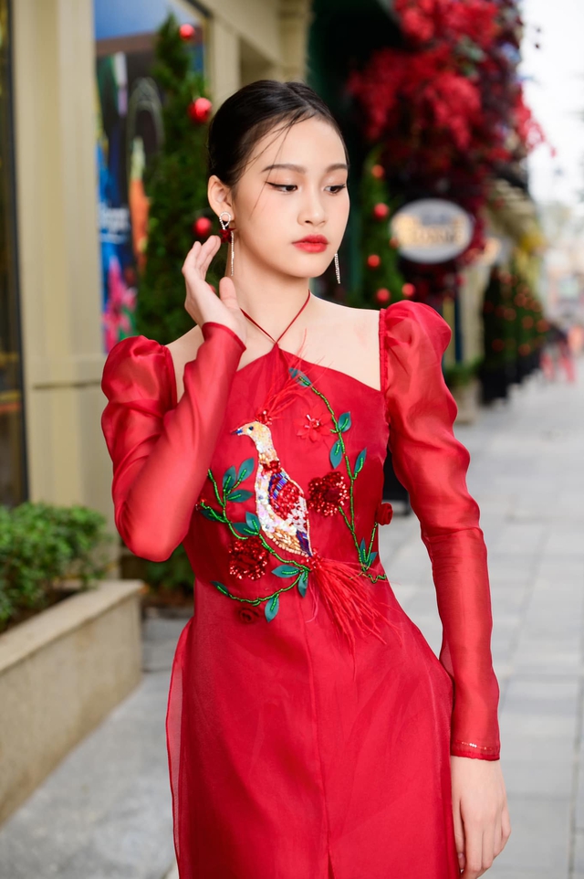 Đẹp xuất sắc cùng áo dài đính kết dịp tết này- Ảnh 2. Đẹp xuất sắc cùng áo dài đính kết dịp tết này- Ảnh 2.