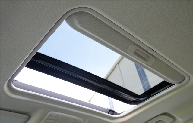 Ngoài những tiện nghi vượt trội, Mazda CX-3 mới cũng đã được trang bị thêm cửa sổ trời giúp không gian cabin thoáng đãng hơn