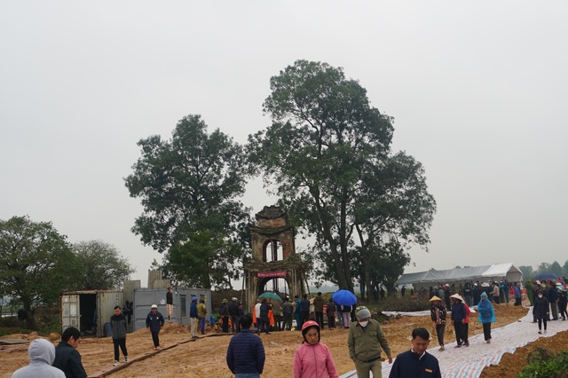'Thần đèn' Nguyễn Văn Cư nâng cổng đền cổ nặng hơn 100 tấn lên cao 1,2 m- Ảnh 2.