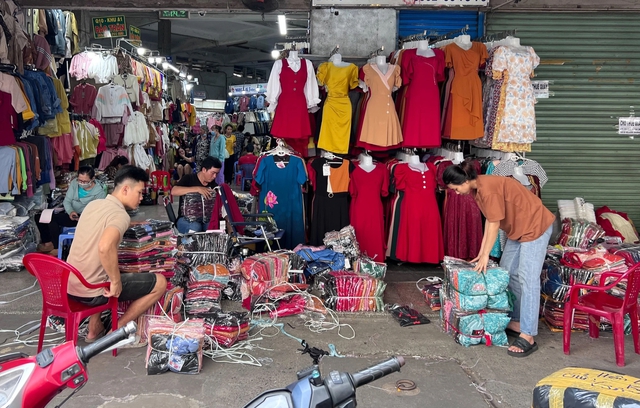 Nhiều chợ thời trang lớn ở TP.HCM vắng tanh, người bán 'lo mất Tết'- Ảnh 5.