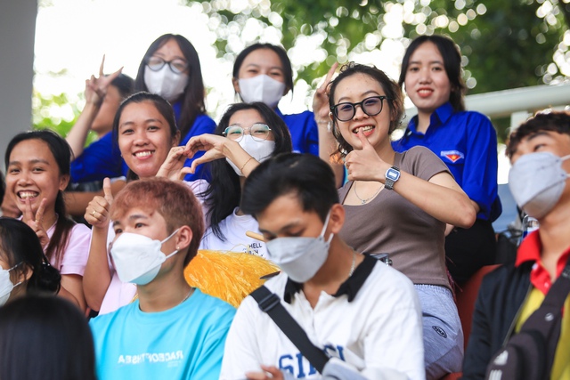 CĐV sinh viên háo hức muốn hâm nóng khán đài ngay loạt trận mở màn vòng loại- Ảnh 4.