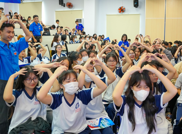 Tuyển sinh 2024: Trường ĐH Nguyễn Tất Thành xét tuyển 10.000 chỉ tiêu, mở 2 ngành mới- Ảnh 1.