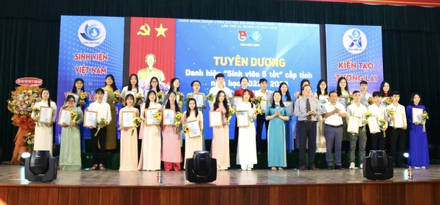 Tuyên dương các sinh viên đạt danh hiệu 'Sinh viên 5 tốt'- Ảnh 1.