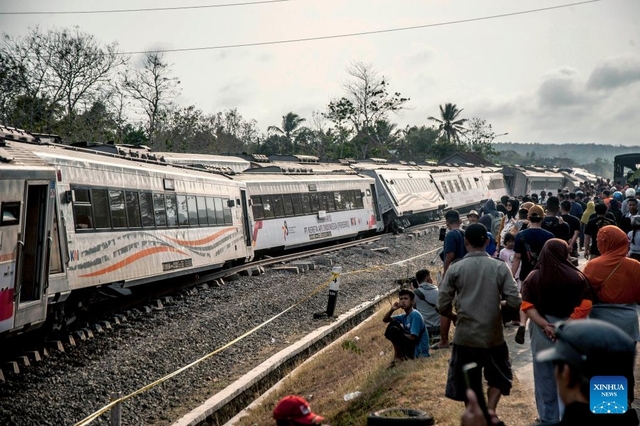 Tàu lửa tông nhau ở Indonesia, 3 người chết- Ảnh 1.