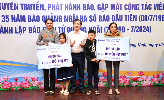 Báo Quảng Ngãi tiếp nhận hỗ trợ xây dựng 13 nhà đại đoàn kết cho hộ nghèo- Ảnh 2.