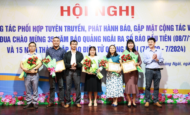 Báo Quảng Ngãi tiếp nhận hỗ trợ xây dựng 13 nhà đại đoàn kết cho hộ nghèo- Ảnh 1.