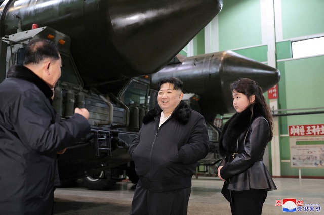 Lãnh đạo Triều Tiên kêu gọi đẩy mạnh sản xuất bệ phóng tên lửa- Ảnh 1.