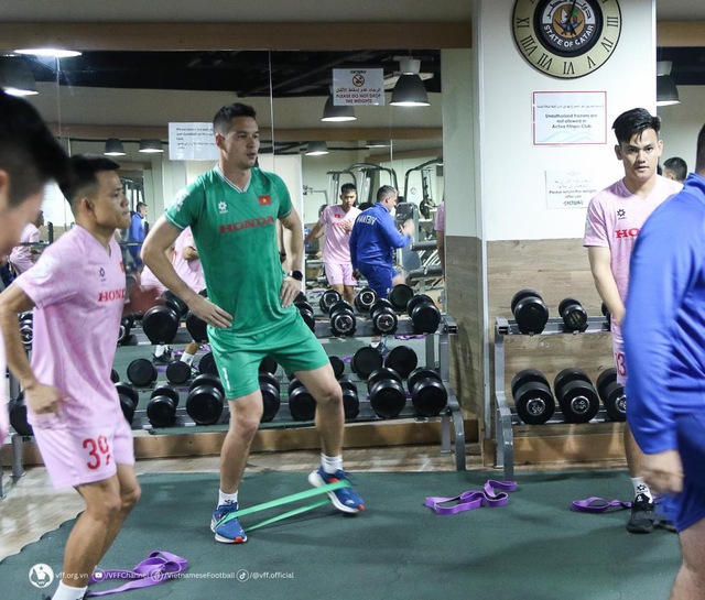Chưa ‘nóng’ chỗ tại Qatar, Nguyễn Filip và đội tuyển Việt Nam lập tức tập gym rèn thể lực- Ảnh 8.