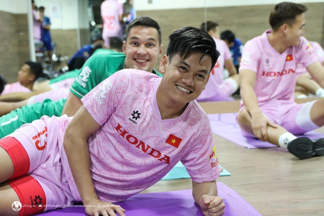 Chưa ‘nóng’ chỗ tại Qatar, Nguyễn Filip và đội tuyển Việt Nam lập tức tập gym rèn thể lực- Ảnh 1.