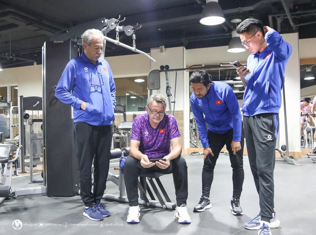 Chưa ‘nóng’ chỗ tại Qatar, Nguyễn Filip và đội tuyển Việt Nam lập tức tập gym rèn thể lực- Ảnh 4.