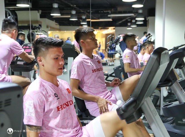 Chưa ‘nóng’ chỗ tại Qatar, Nguyễn Filip và đội tuyển Việt Nam lập tức tập gym rèn thể lực- Ảnh 5.