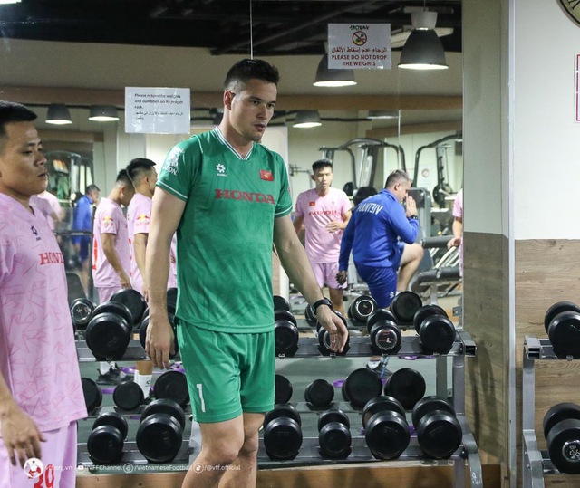 Chưa ‘nóng’ chỗ tại Qatar, Nguyễn Filip và đội tuyển Việt Nam lập tức tập gym rèn thể lực- Ảnh 9.