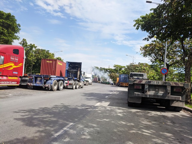 Container, xe tải đậu bát nháo trên đường- Ảnh 1.