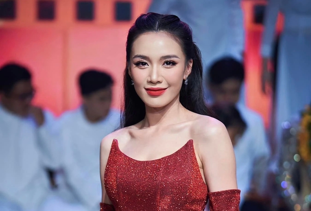 'Hot girl bolero' Tú Tri tái xuất gameshow sau khi chia tay chồng chuyển giới- Ảnh 1.