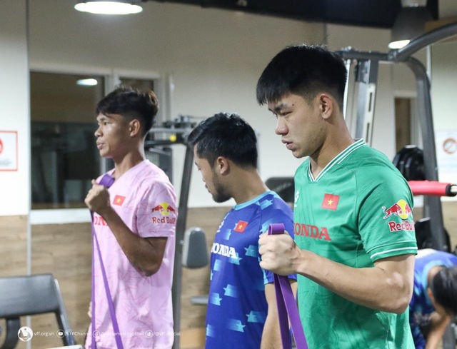 Chưa ‘nóng’ chỗ tại Qatar, Nguyễn Filip và đội tuyển Việt Nam lập tức tập gym rèn thể lực- Ảnh 6.