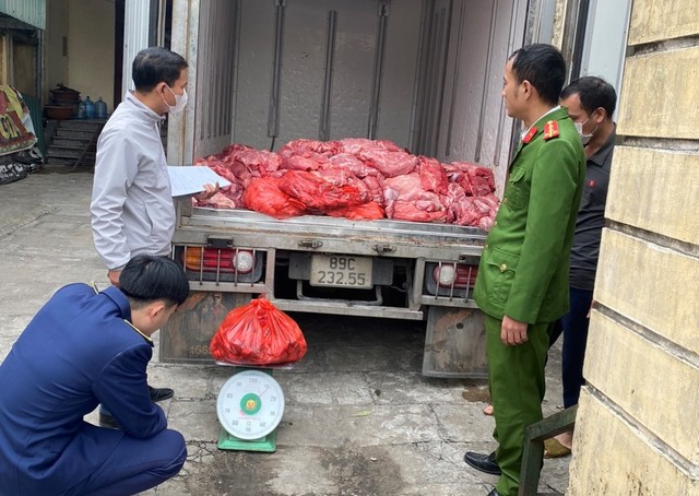 Hưng Yên: Phát hiện hơn nửa tấn thịt lợn bốc mùi trên đường đưa đi tiêu thụ- Ảnh 1.